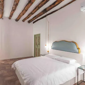 calderai-82-suites-1-e-2.palermohotels.org/